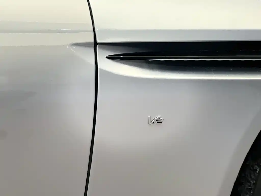 Aston Martin DB11 — миниатюра 6