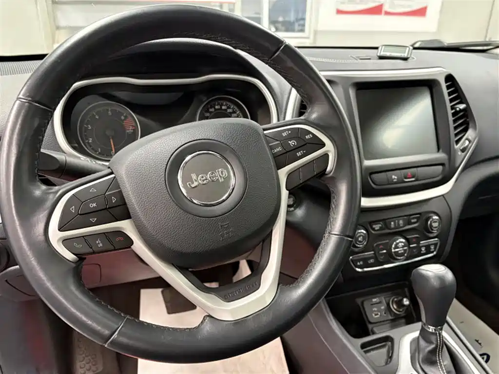 Jeep Cherokee — миниатюра 5