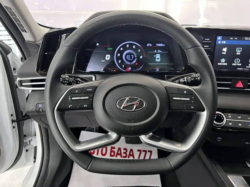 Hyundai Elantra — миниатюра 11