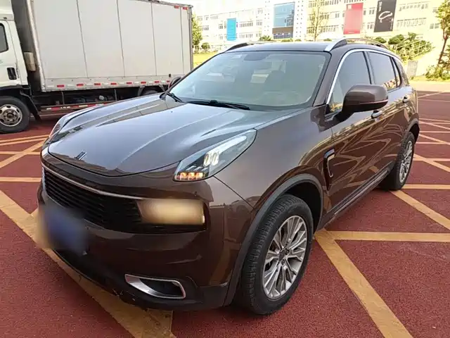 2018 Lynk & Co 01