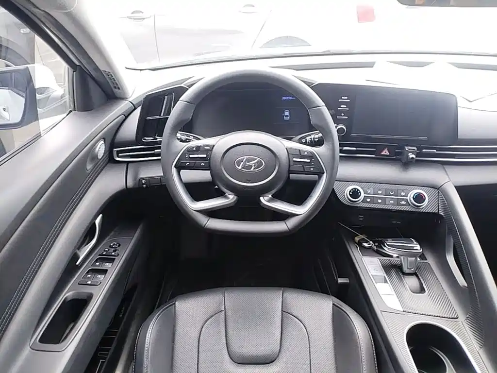 Hyundai Elantra — миниатюра 11