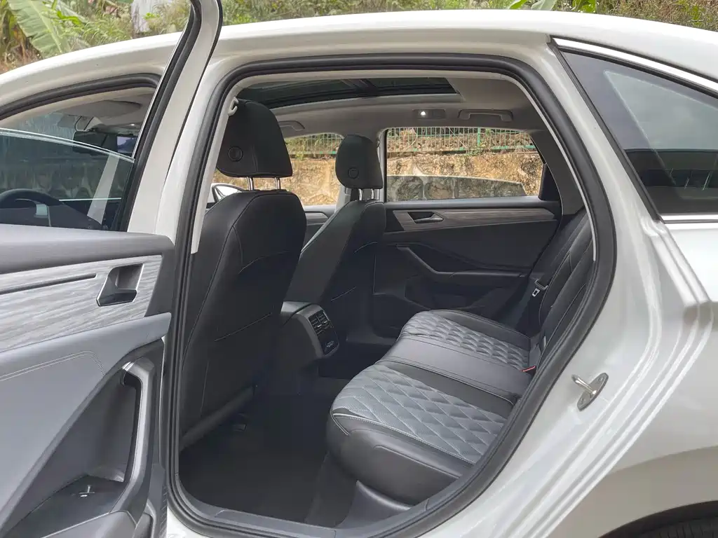 Volkswagen Sagitar 2023 300TSI DSG