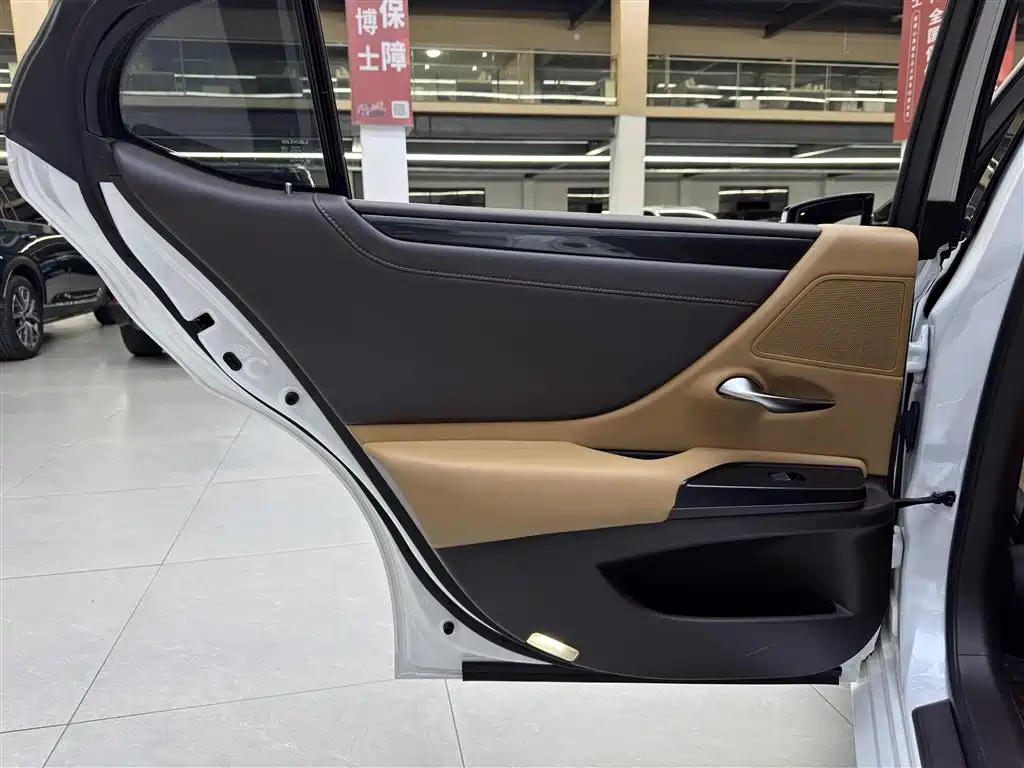 Lexus ES — миниатюра 13