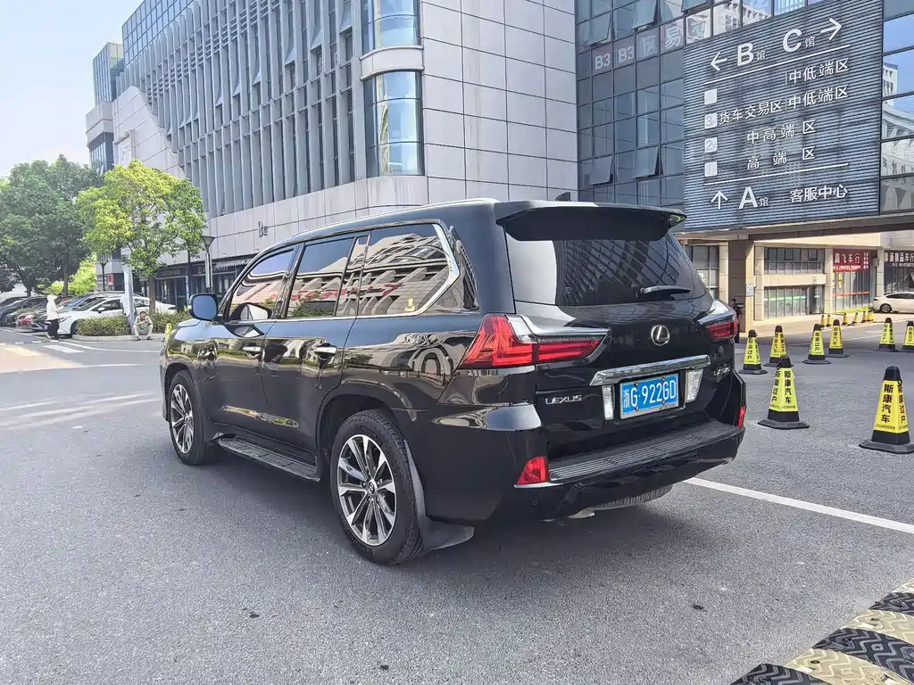 Lexus LX — миниатюра 5