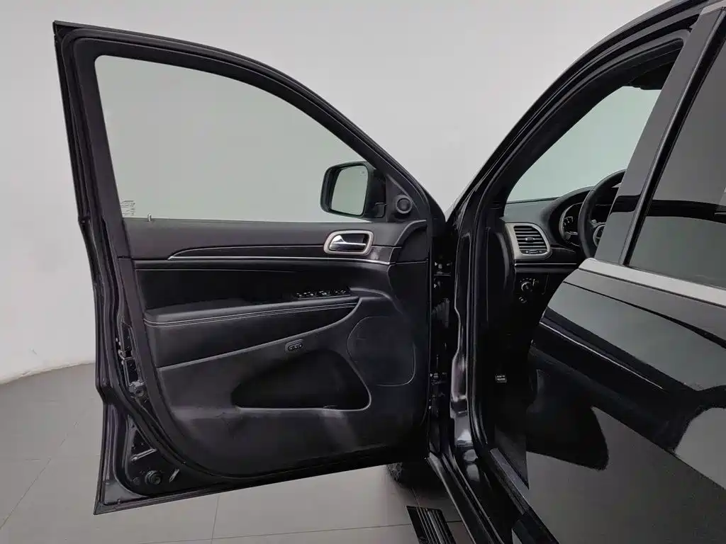 Jeep Grand Cherokee (Import) — миниатюра 8
