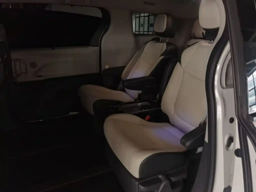 Toyota Sienna — миниатюра 17