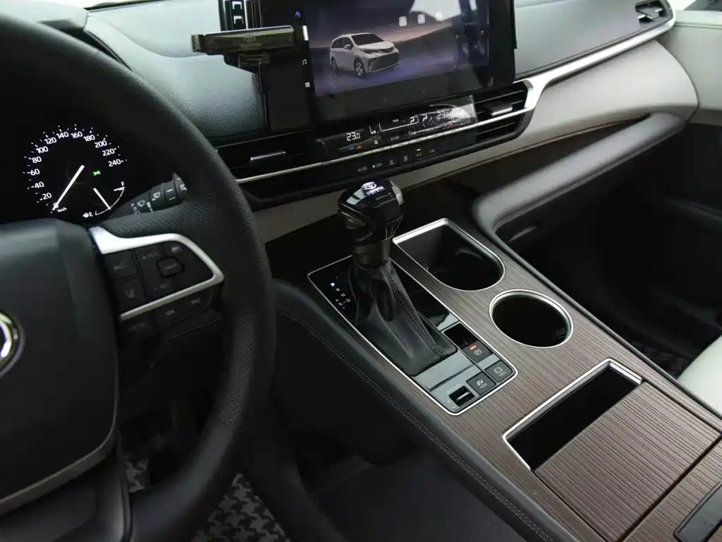 Toyota Granvia — миниатюра 9