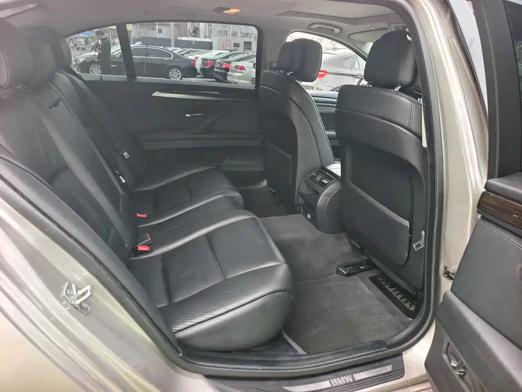 BMW 5 Series — миниатюра 15