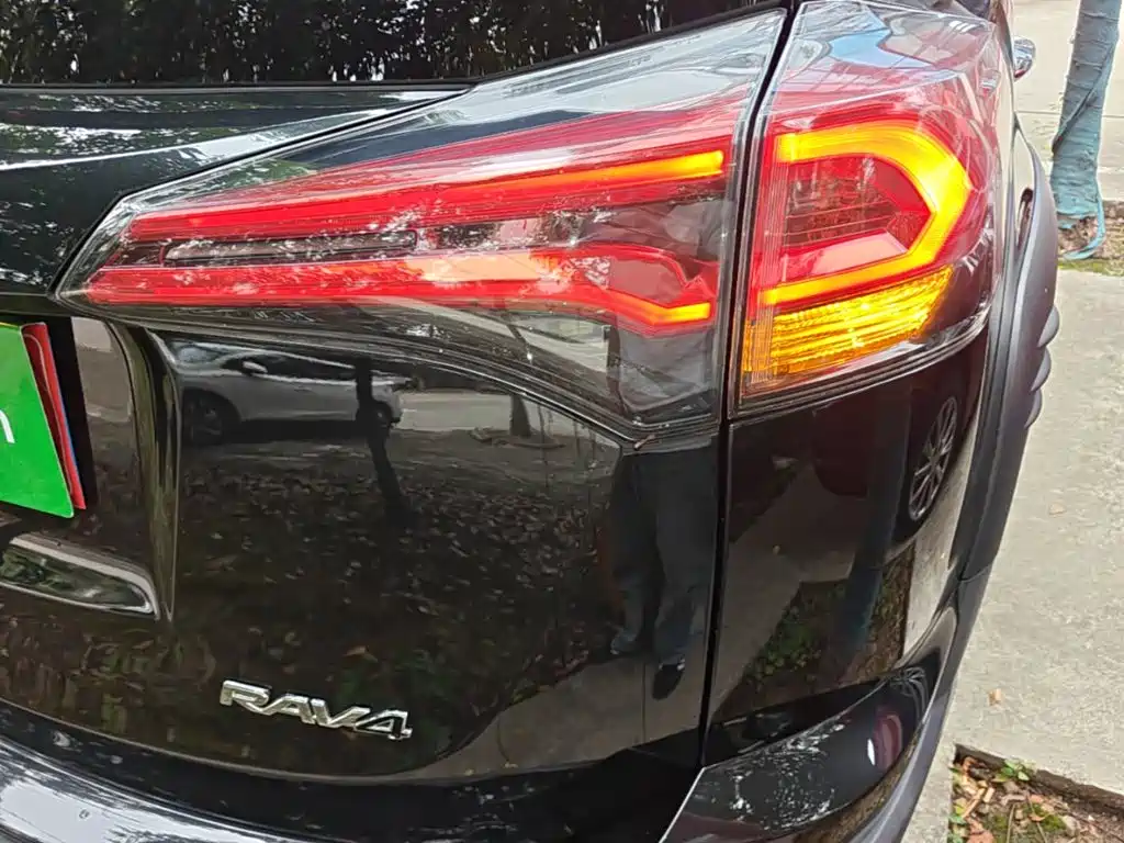 Toyota RAV4 — миниатюра 8