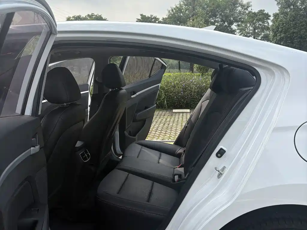 Hyundai Elantra — миниатюра 9