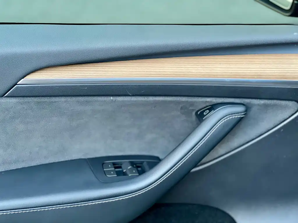 Tesla Model Y — миниатюра 20