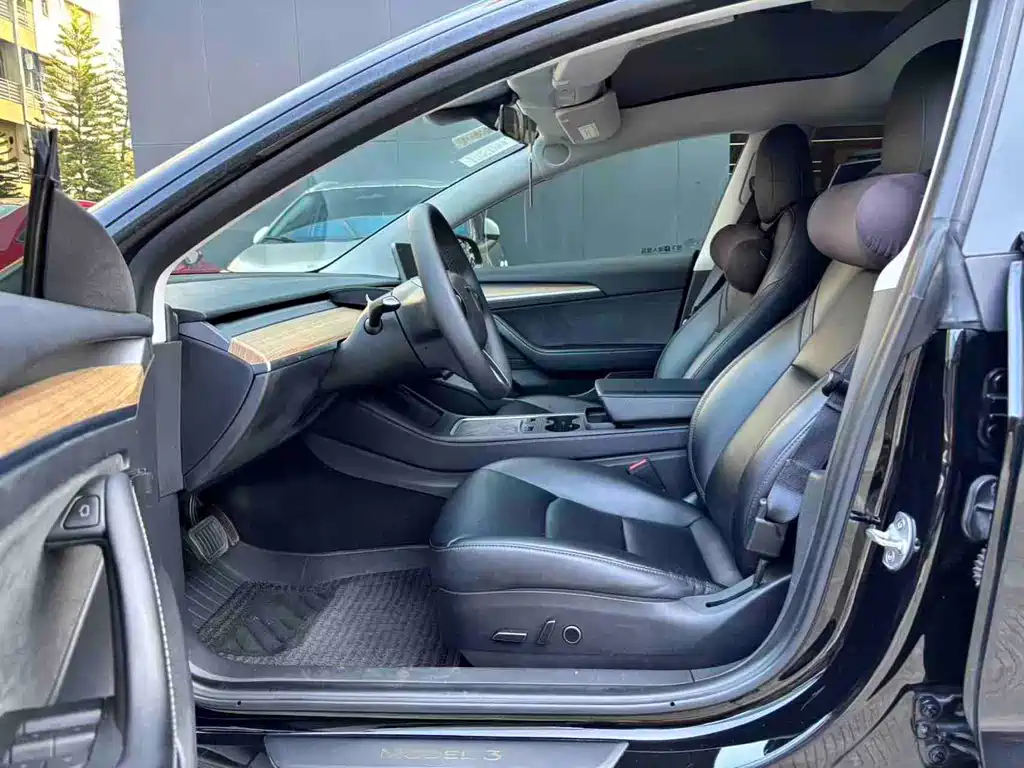 Tesla Model 3 — миниатюра 3