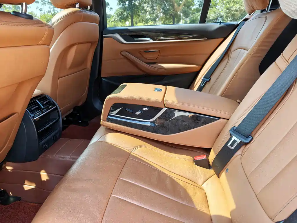 BMW 5 Series — миниатюра 13