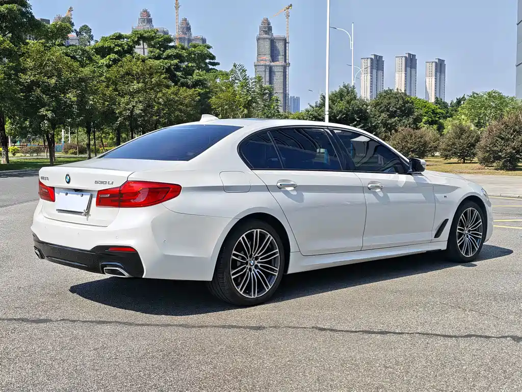 BMW 5 Series — миниатюра 17