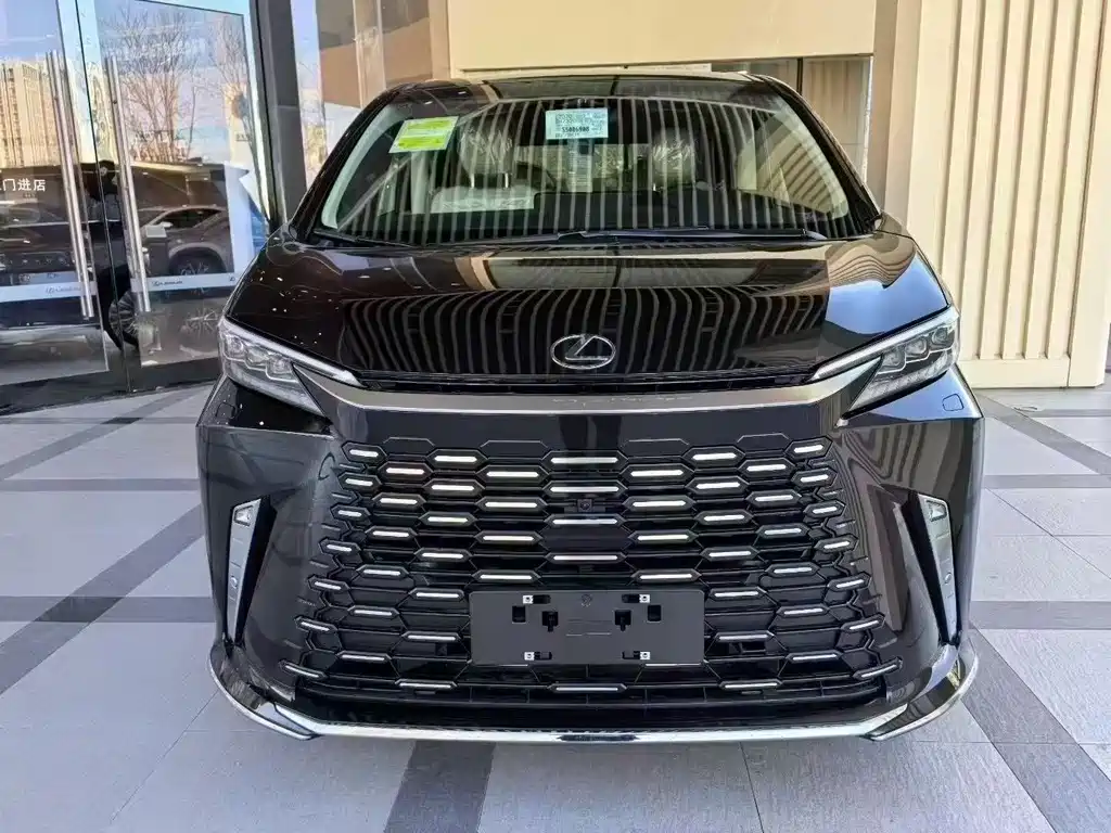 Lexus LM 0