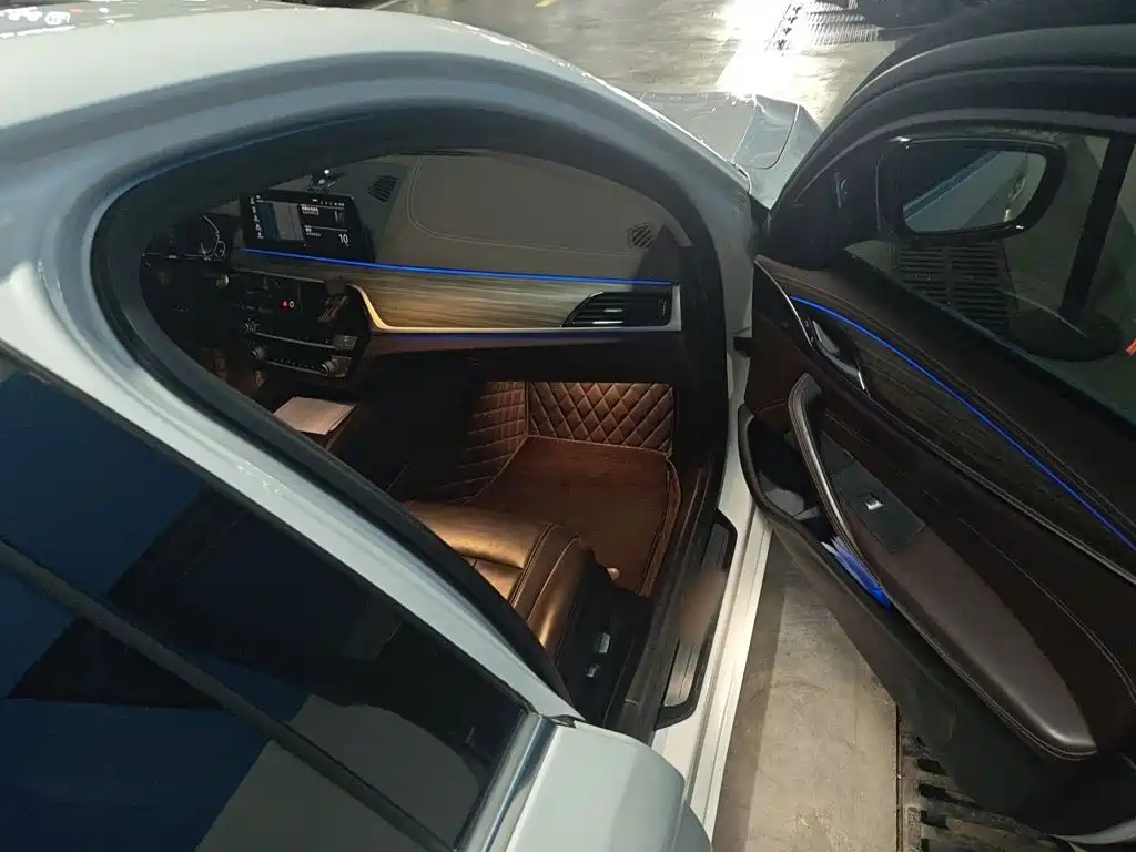 BMW 5 Series New Energy — миниатюра 18