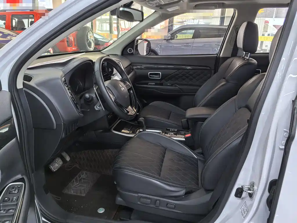 MITSUBISHI OUTLANDER