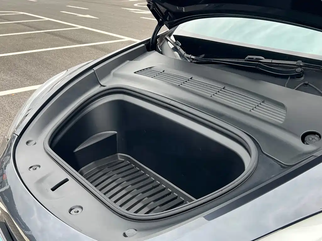 Tesla Model Y — миниатюра 14