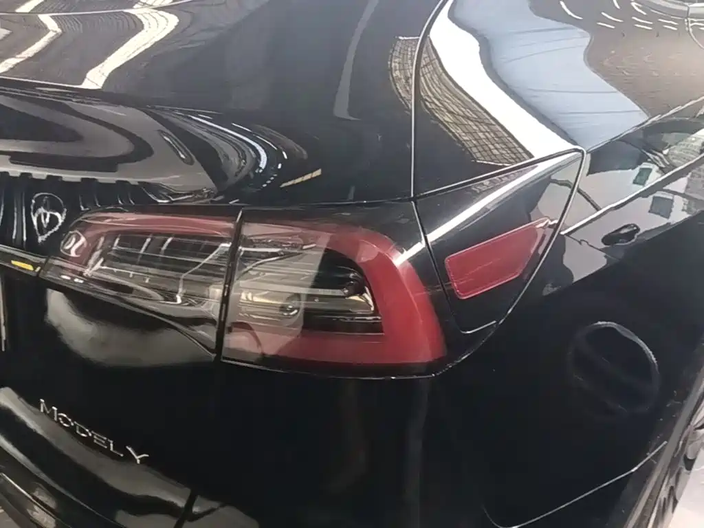 Tesla Model Y — миниатюра 8