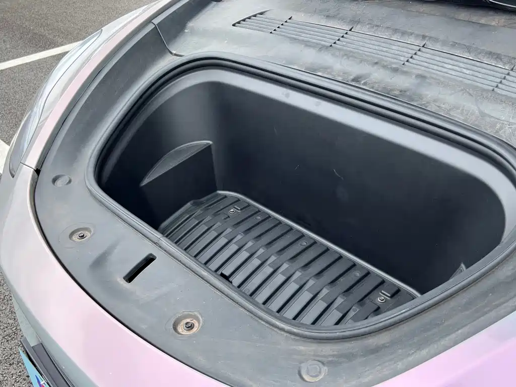 Tesla Model Y — миниатюра 15