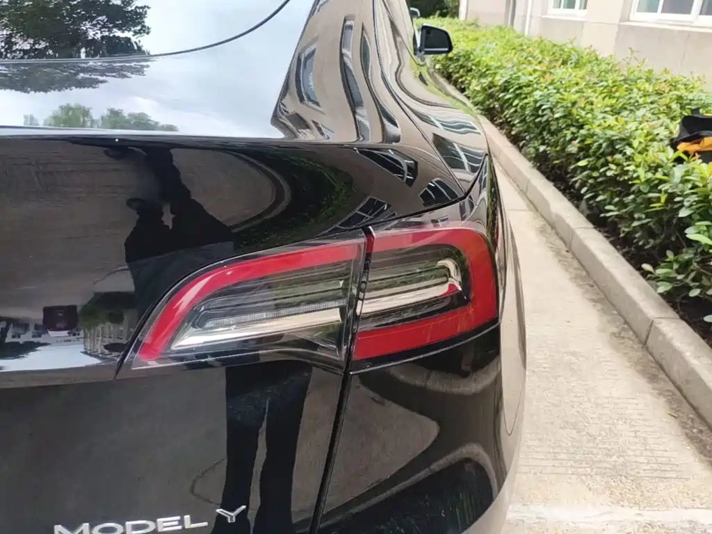 Tesla Model Y — миниатюра 8