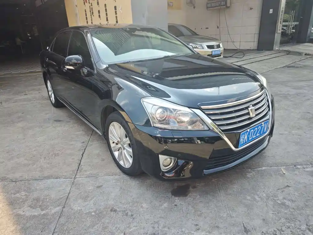 Toyota Crown — миниатюра 3