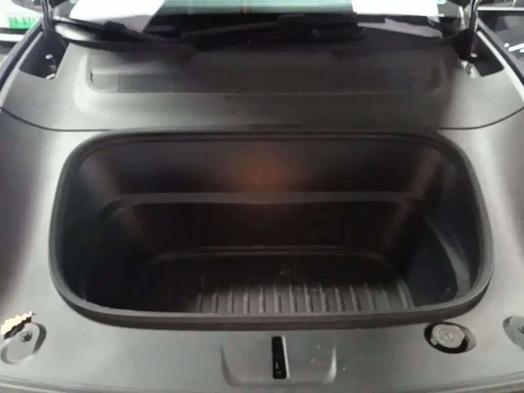 Tesla Model Y — миниатюра 20