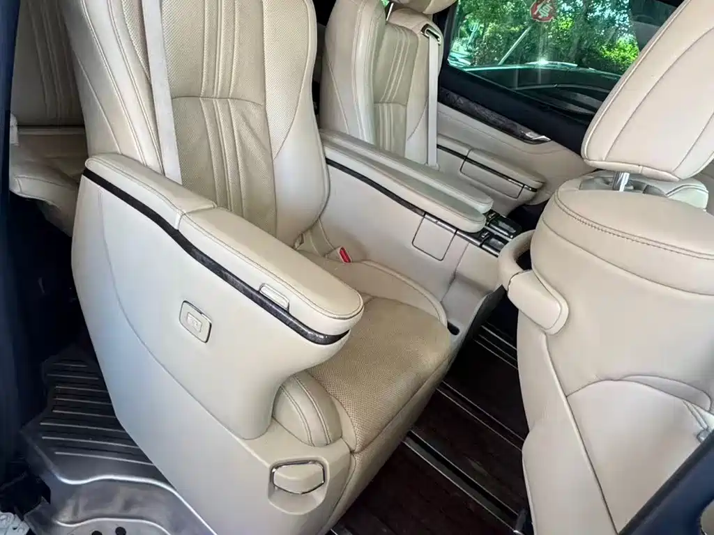 Toyota Alphard — миниатюра 4