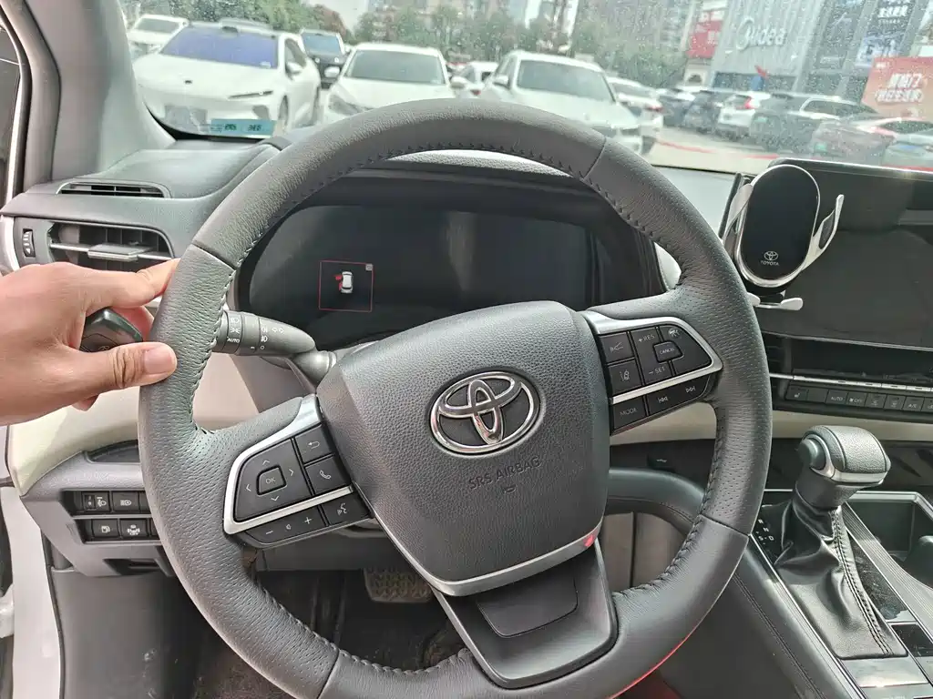 Toyota Granvia — миниатюра 5