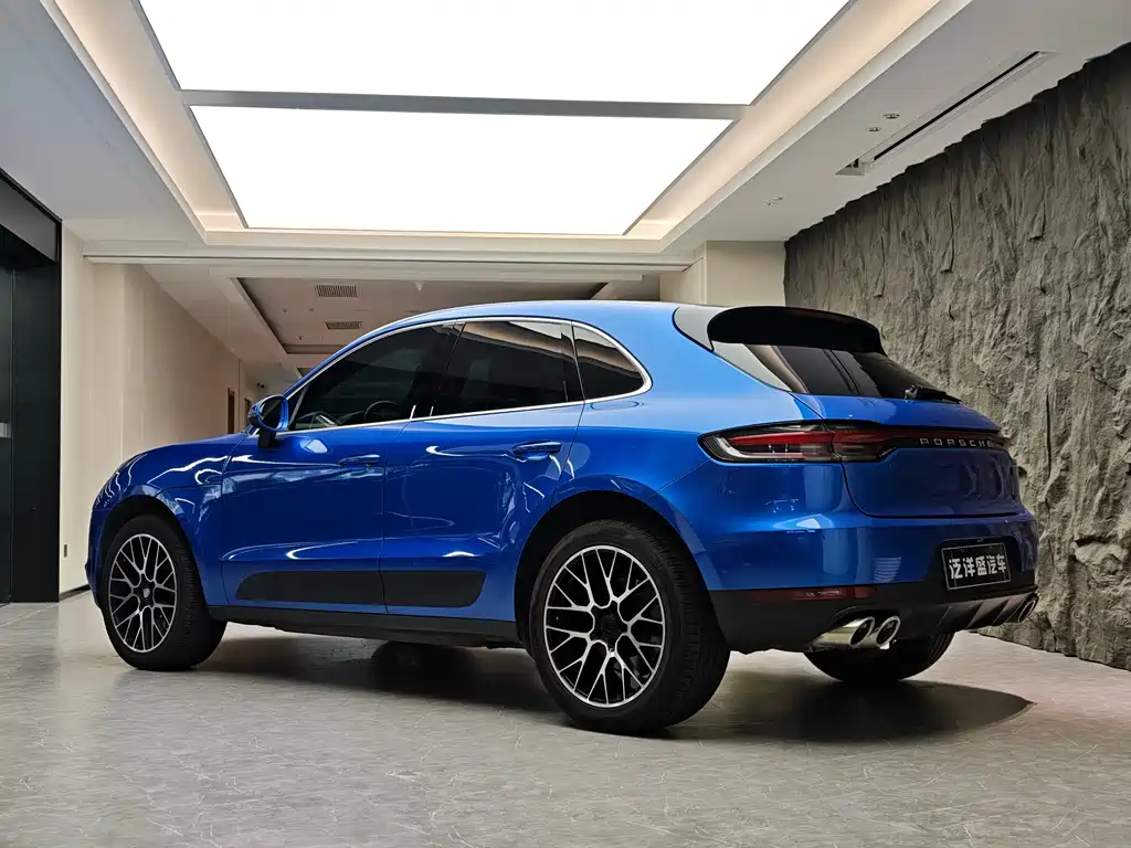 PORSCHE MACAN