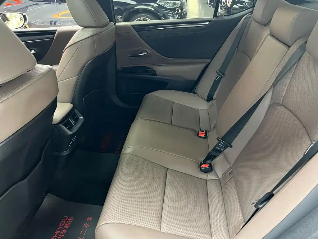 Lexus ES — миниатюра 10