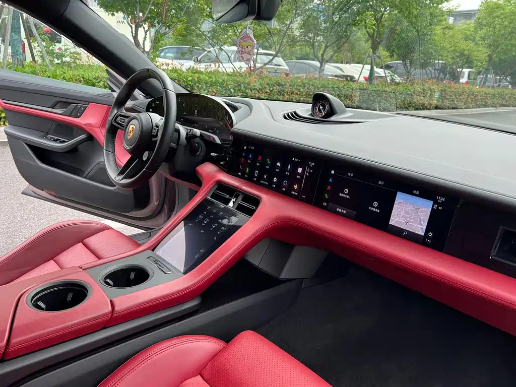 Porsche Taycan — миниатюра 5