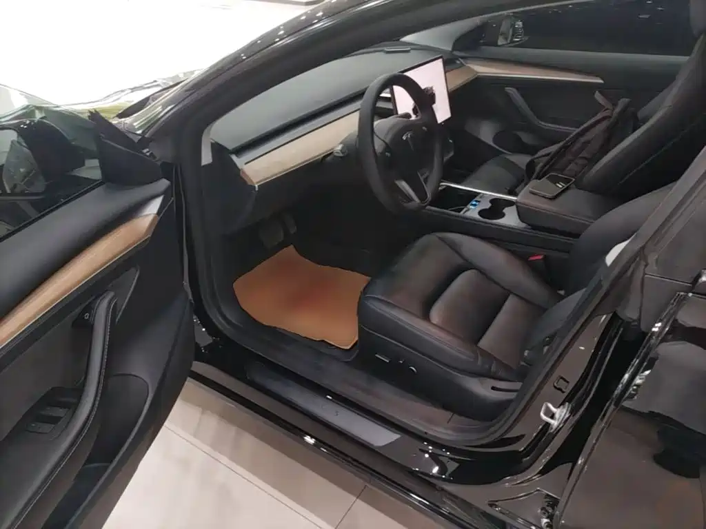 Tesla Model 3 — миниатюра 16
