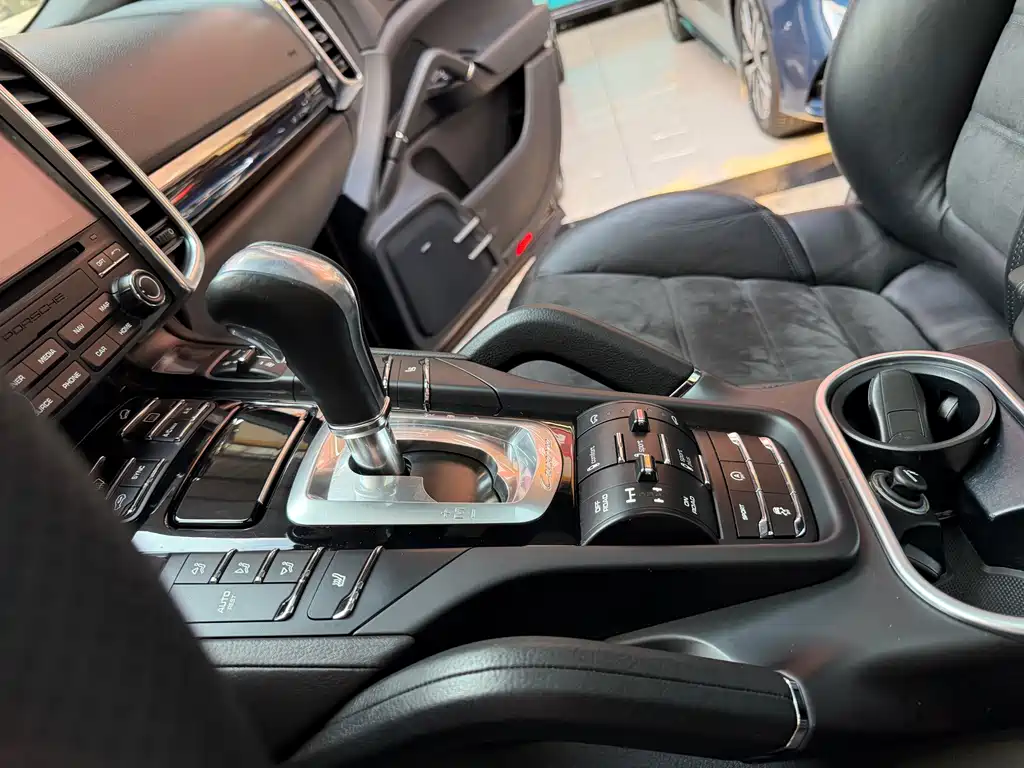 Porsche Cayenne — миниатюра 11