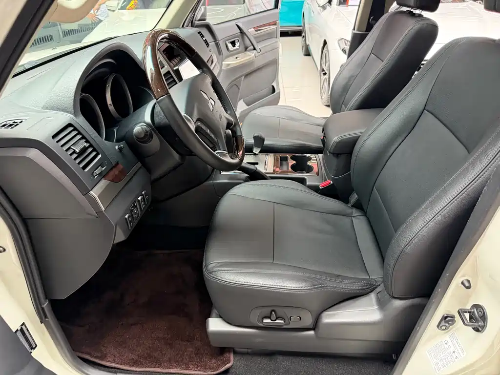 Mitsubishi Pajero (Import) — миниатюра 12