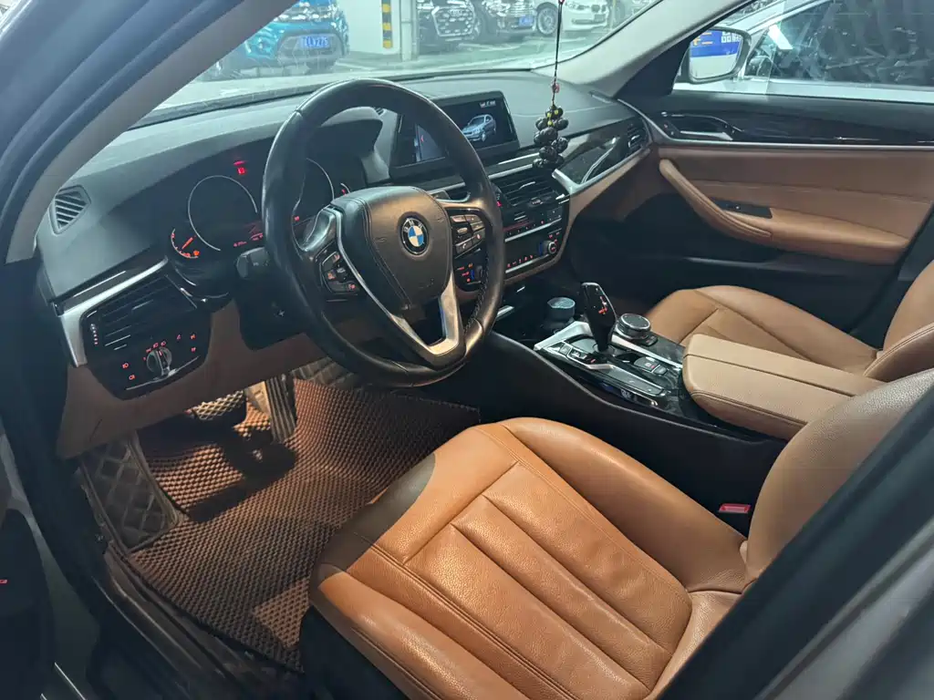 BMW 5 Series — миниатюра 6