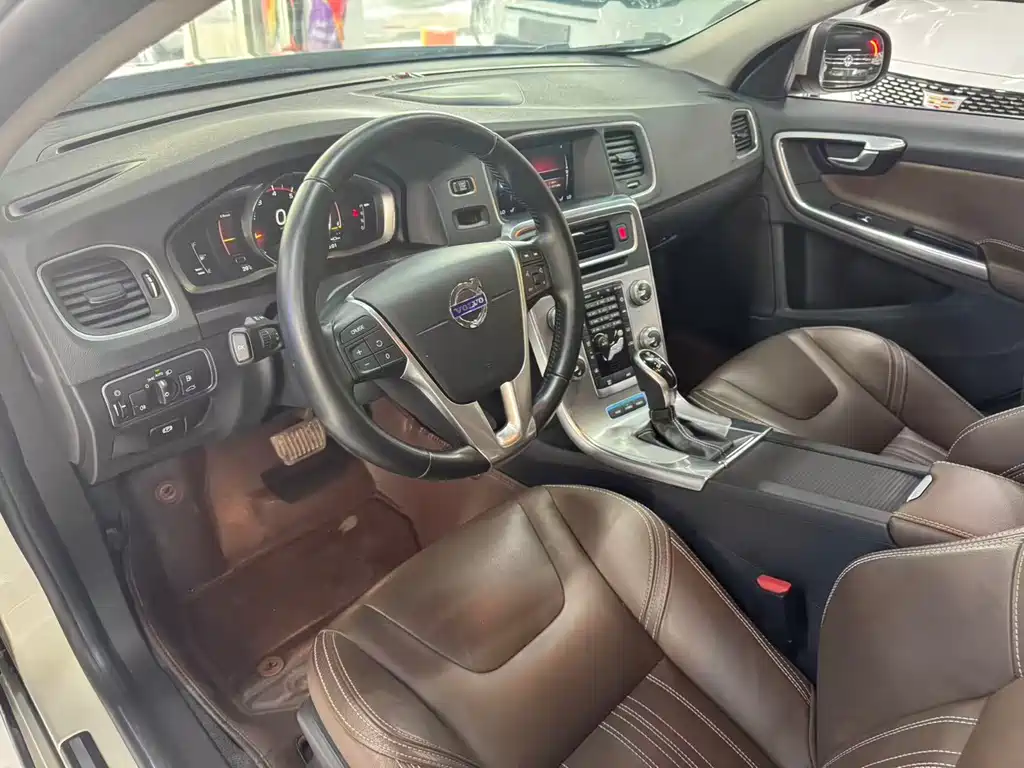 Volvo S60 PHEV — миниатюра 7