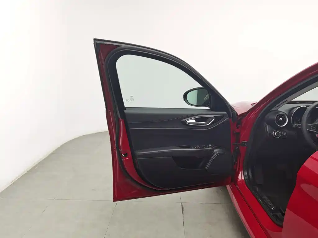 Alfa Romeo Giulia — миниатюра 8