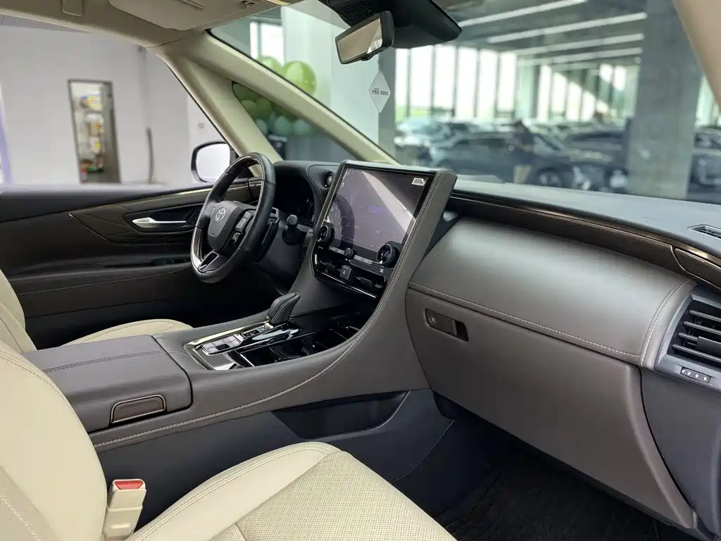 Toyota Alphard — миниатюра 20