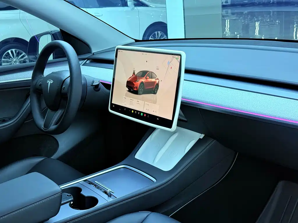 Tesla Model Y — миниатюра 6