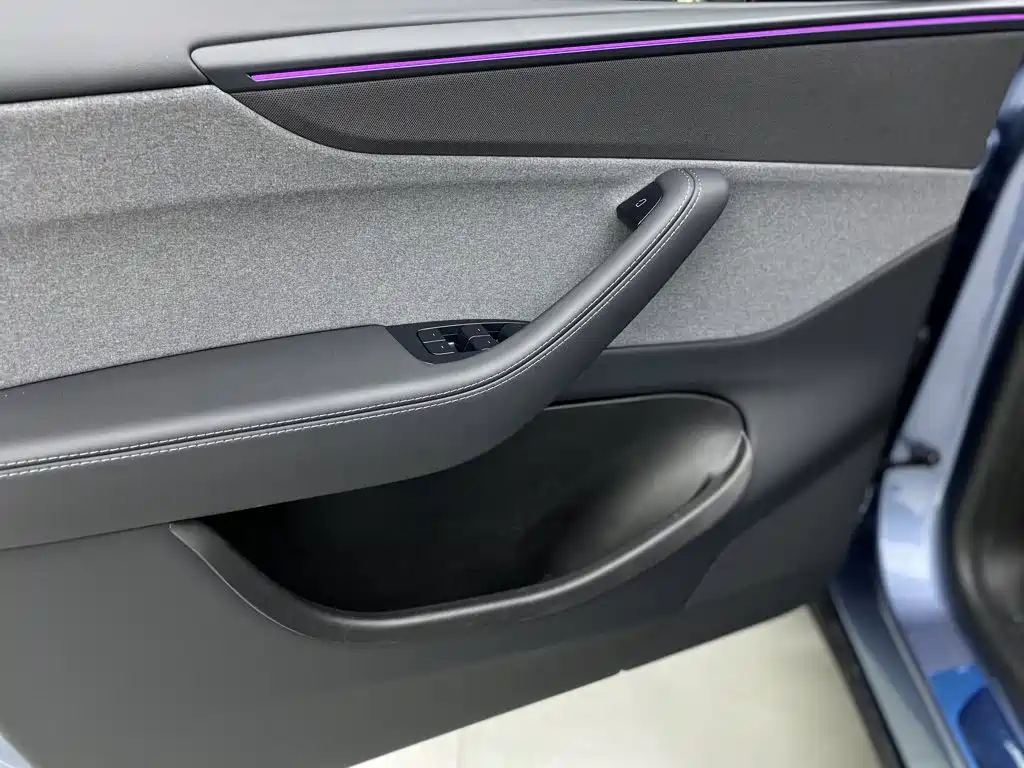 Tesla Model Y — миниатюра 18