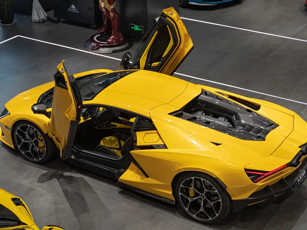 LAMBORGHINI REVUELTO