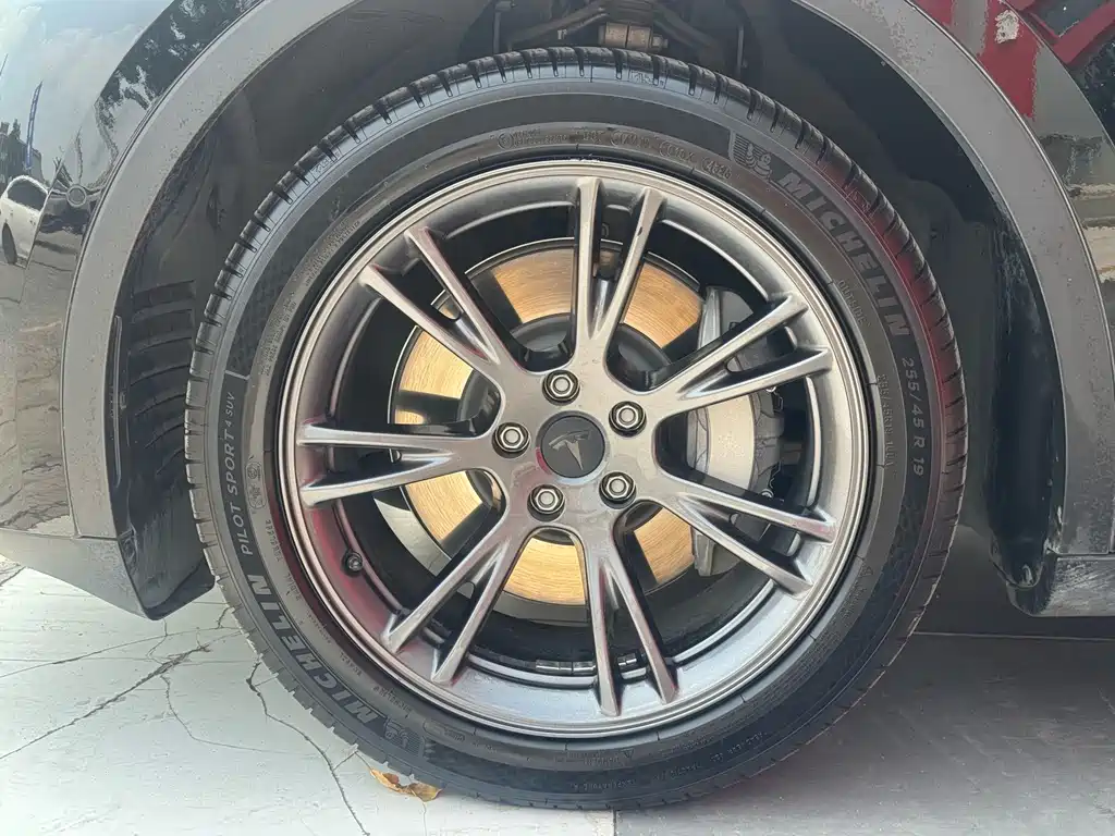 Tesla Model Y — миниатюра 8