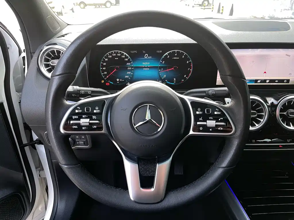 MERCEDES-BENZ GLA