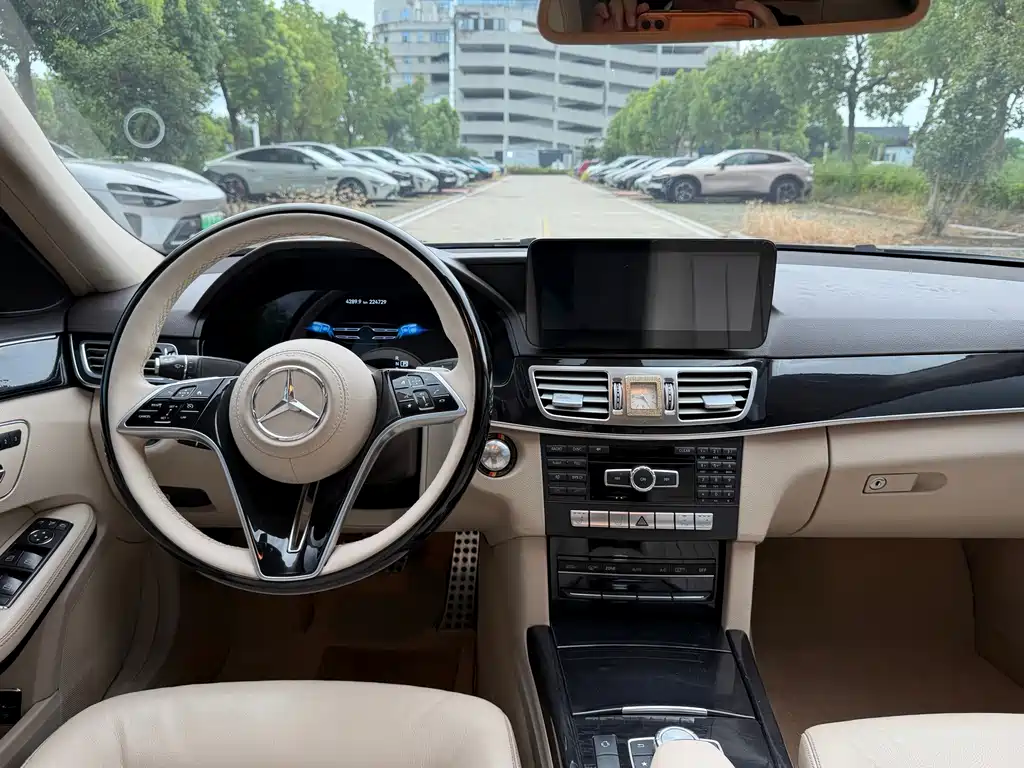 Mercedes-Benz E-Class — миниатюра 11