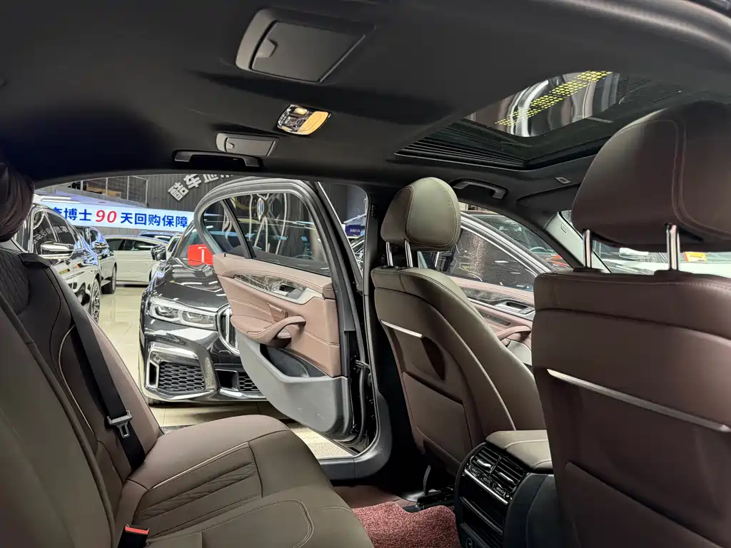 BMW 5 Series — миниатюра 24