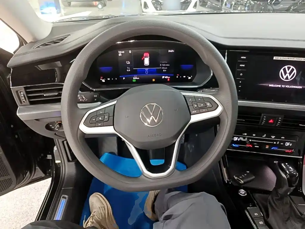 Volkswagen Passat PHEV — миниатюра 11