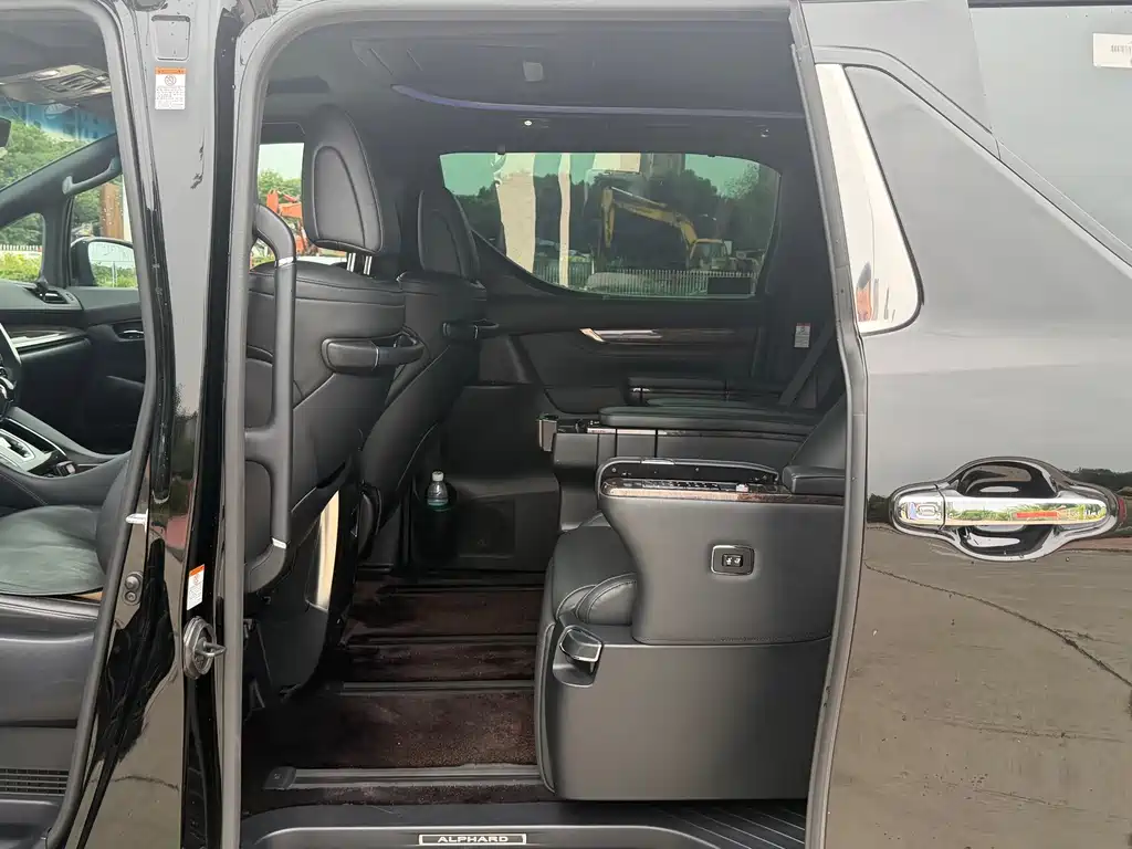 Toyota Alphard — миниатюра 13