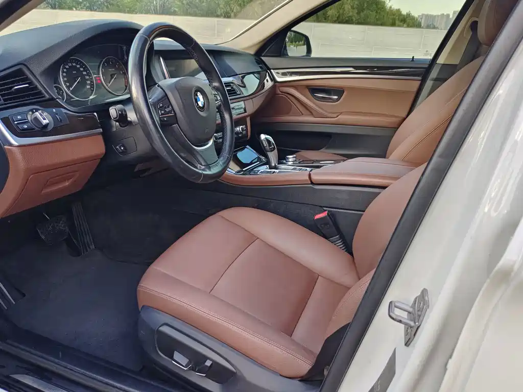 BMW 5 Series — миниатюра 6