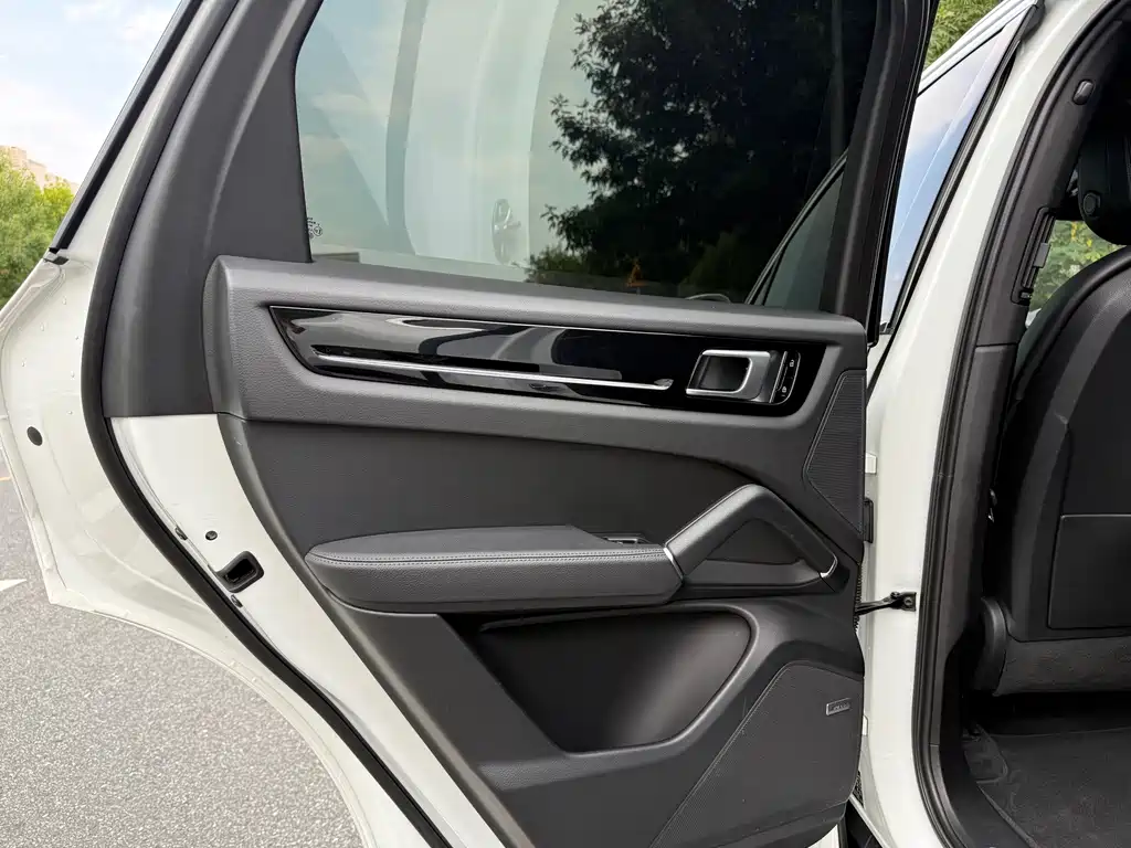 Porsche Cayenne — миниатюра 16